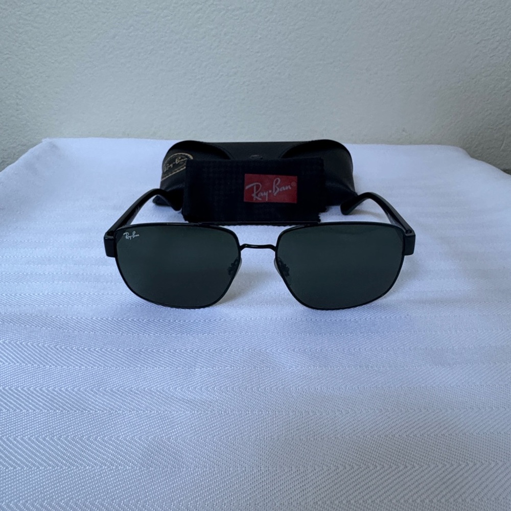 Ray-Ban Aviator Sunglasses. Unisex.